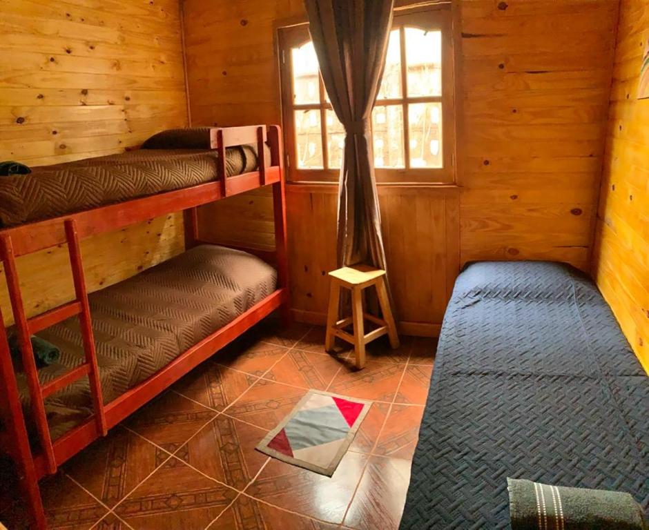 a room with two bunk beds in a cabin at Cabaña Joshua in Puerto Iguazú