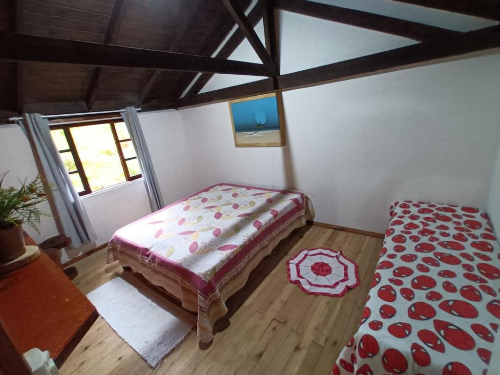 een kleine kamer met een bed en een raam bij Sítio Monte Sião in Major