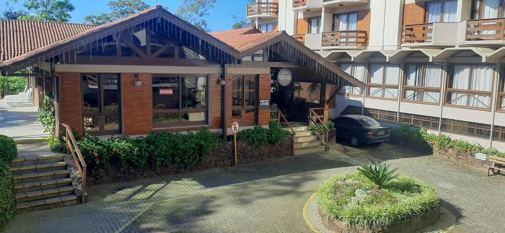 een gebouw met een auto ervoor geparkeerd bij POUSADA DO SERRANO 318 in Gramado