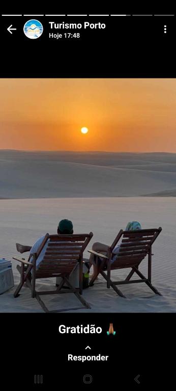 duas pessoas sentadas em bancos a ver o pôr-do-sol em Camp Testar Branca Circuito Lagoa bonita em Barreirinhas