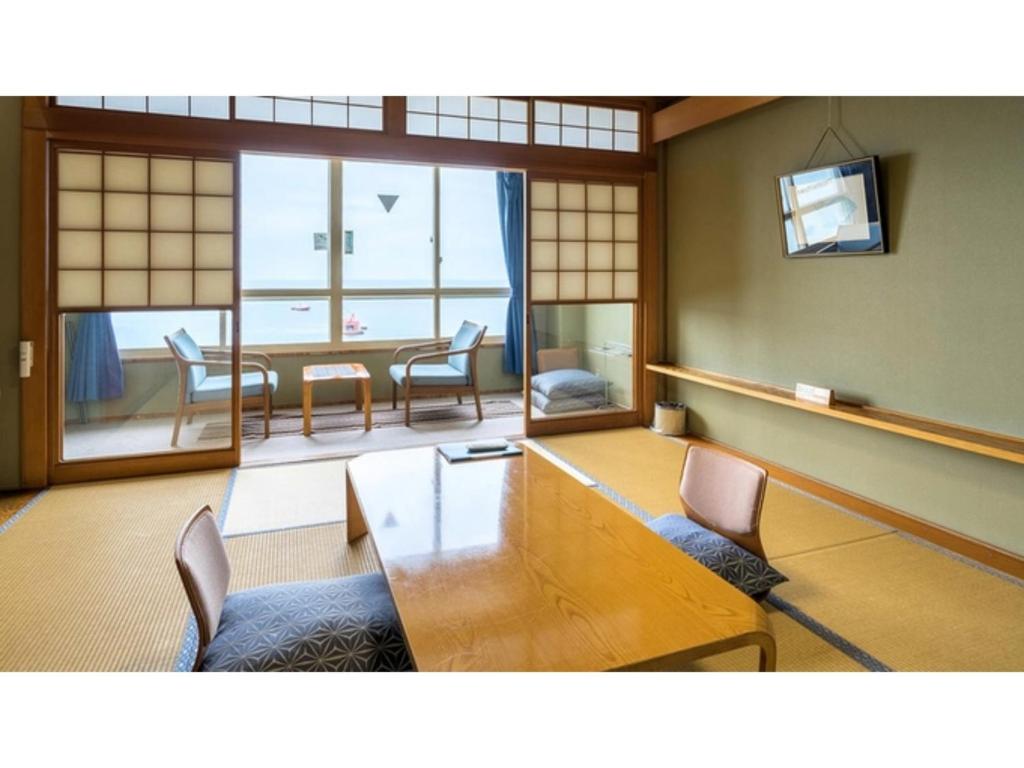 een kamer met een tafel en stoelen en een eetkamer bij Taiseisou - Vacation STAY 90032v 