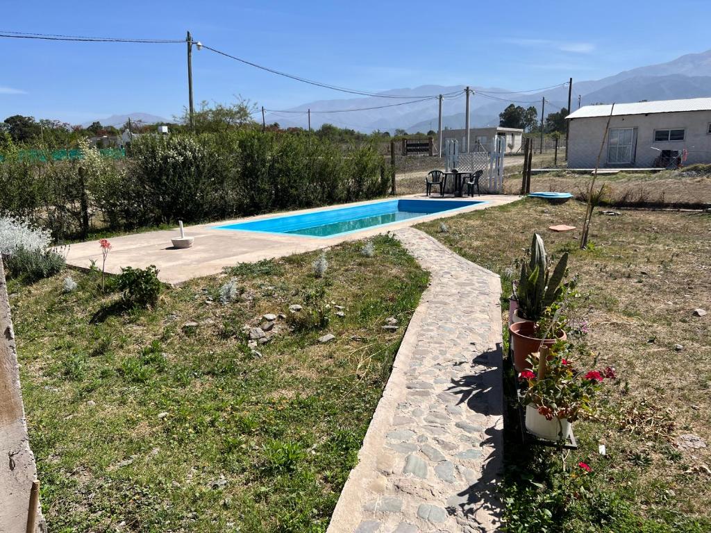 una pequeña piscina en un patio con un patio en Puesta del Sol en Salta
