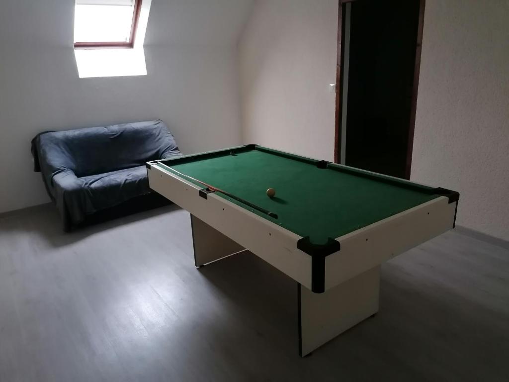 Biliár nebo kulečník v ubytování Gîte du canal rue de la Tuilerie
