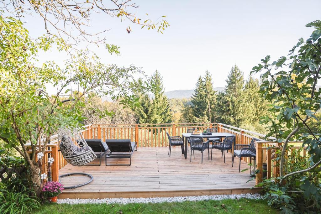 Zahrada ubytování Das Ferienhaus mit Sauna! Neu renoviertes "Liebler Heimathaus" mit Sauna aus Zirben-Altholz, einer "Styrian Whisky Relaxing Lounge" sowie großer Panoramaterrasse!