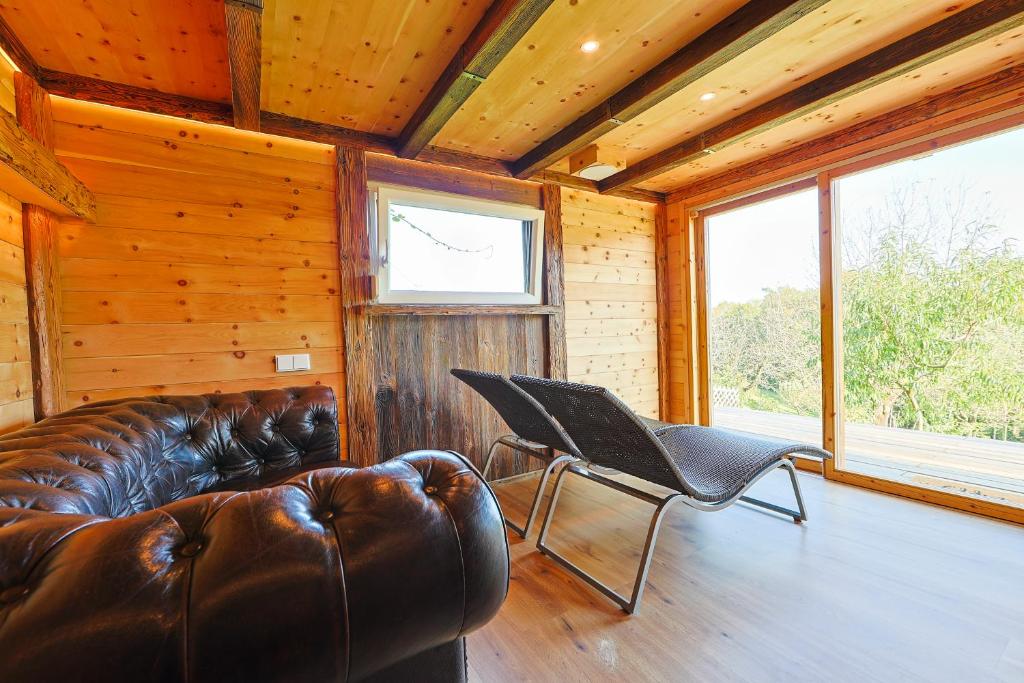 Posezení v ubytování Das Ferienhaus mit Sauna! Neu renoviertes "Liebler Heimathaus" mit Sauna aus Zirben-Altholz, einer "Styrian Whisky Relaxing Lounge" sowie großer Panoramaterrasse!