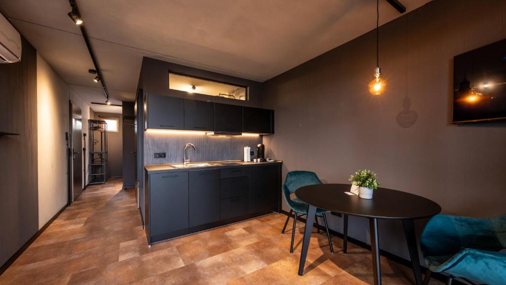 una cucina e una sala da pranzo con tavolo e lavandino di Stadthaus Neckarsulm serviced apartments – Stadthaus Heiner a Neckarsulm