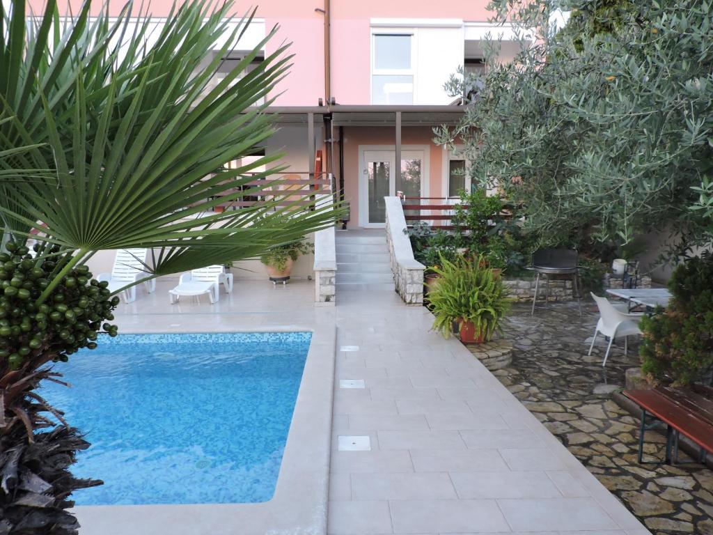 a courtyard with a swimming pool in a house at Pansion Berat in Vodnjan