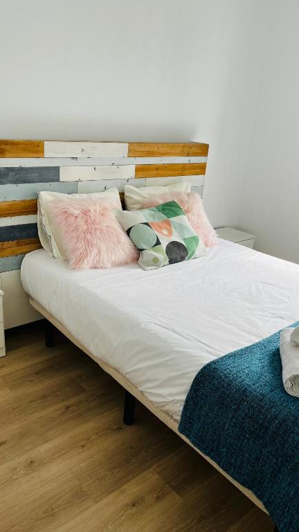 A bed or beds in a room at Ático con Piscina y Vistas al Mar Habitat Litoral
