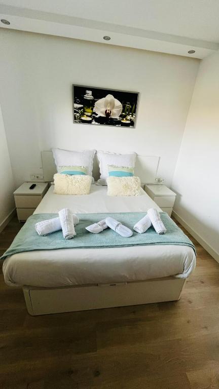 A bed or beds in a room at Ático con Piscina y Vistas al Mar Habitat Litoral