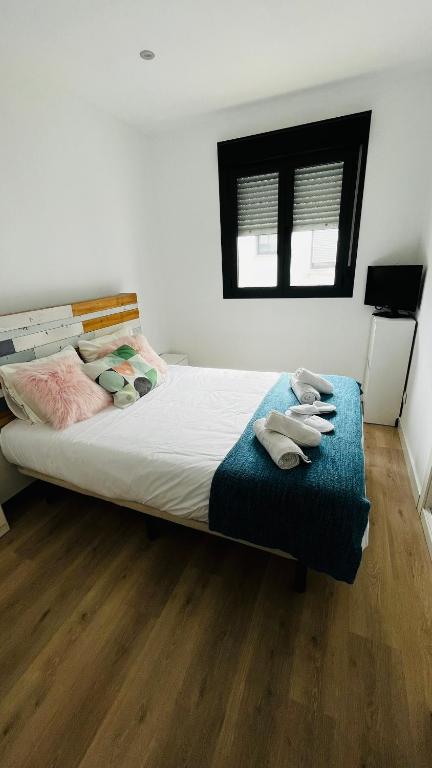 A bed or beds in a room at Ático con Piscina y Vistas al Mar Habitat Litoral