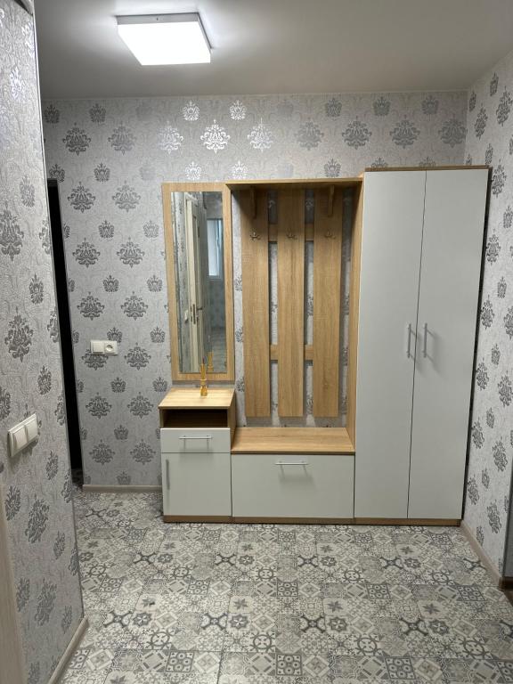 W łazience znajduje się umywalka i lustro. w obiekcie Чудесная квартира в изюминке города Берегово w mieście Berehowo