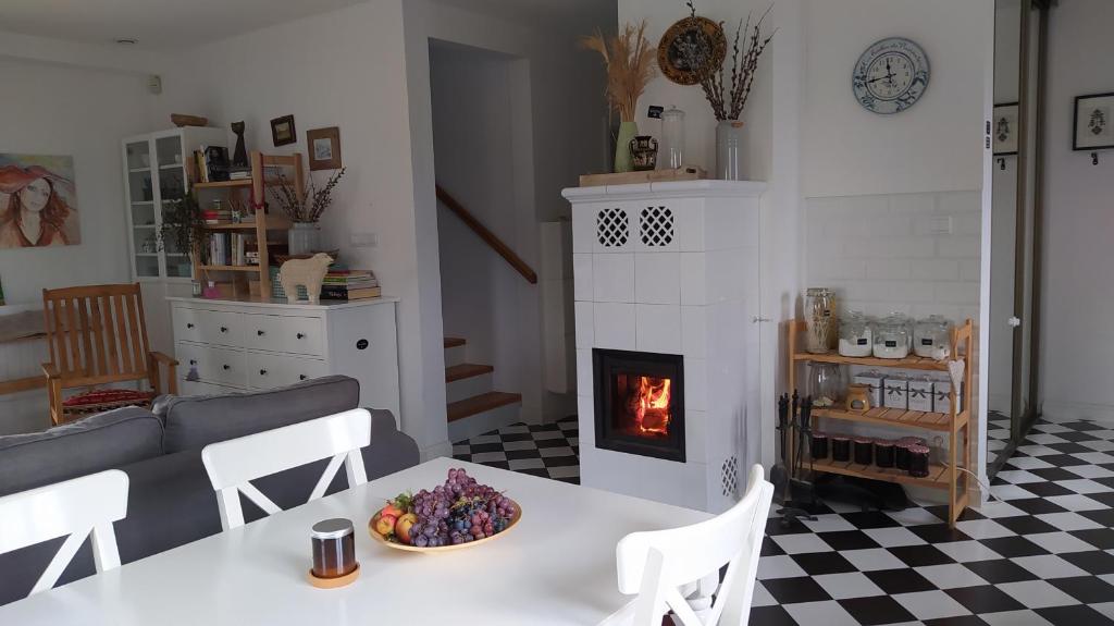 - un salon avec une table et une cheminée dans l'établissement Domek na wsi, 
