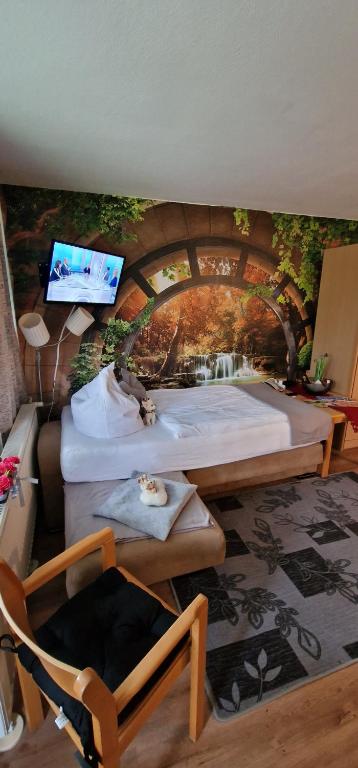 ein Schlafzimmer mit einem großen Bett und einem Wandbild in der Unterkunft Petersferienwohnung- Ferienwohnung mit Sauna, Pools und großem Balkon im Bayerischen Wald "Sankt Englmar" in Sankt Englmar
