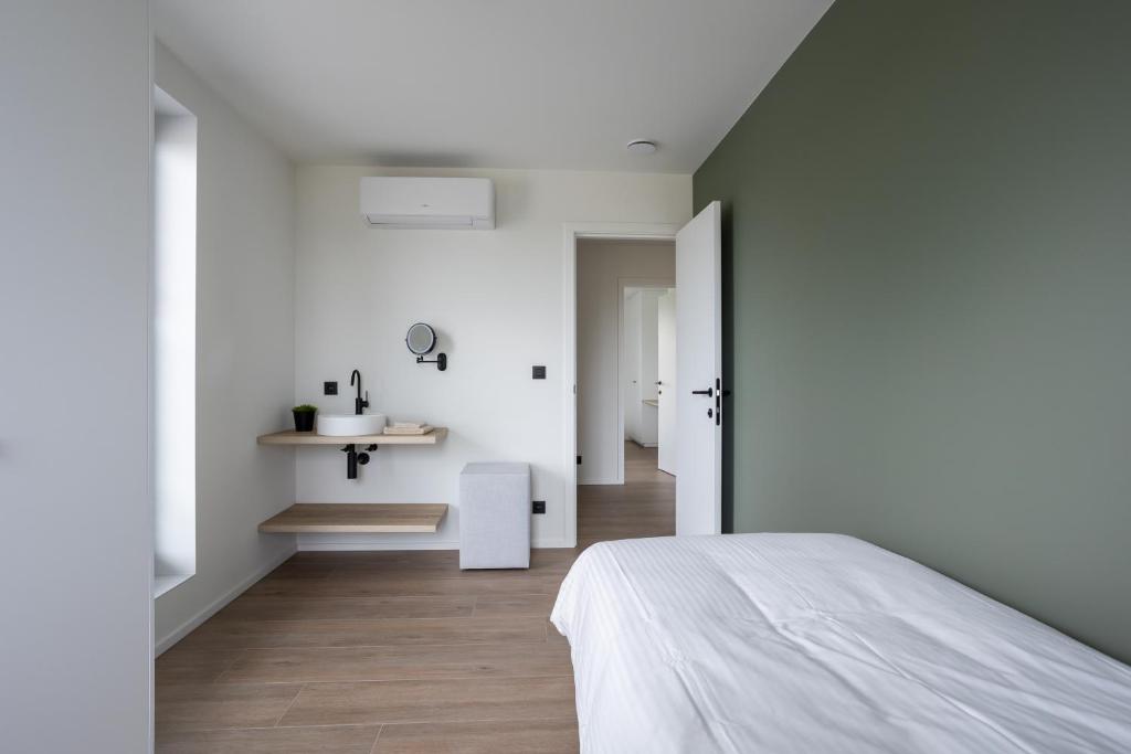 Postel nebo postele na pokoji v ubytování NIEUW - De Grenspaal WEST 6P 5 min Maastricht - Sauna - Laadpaal