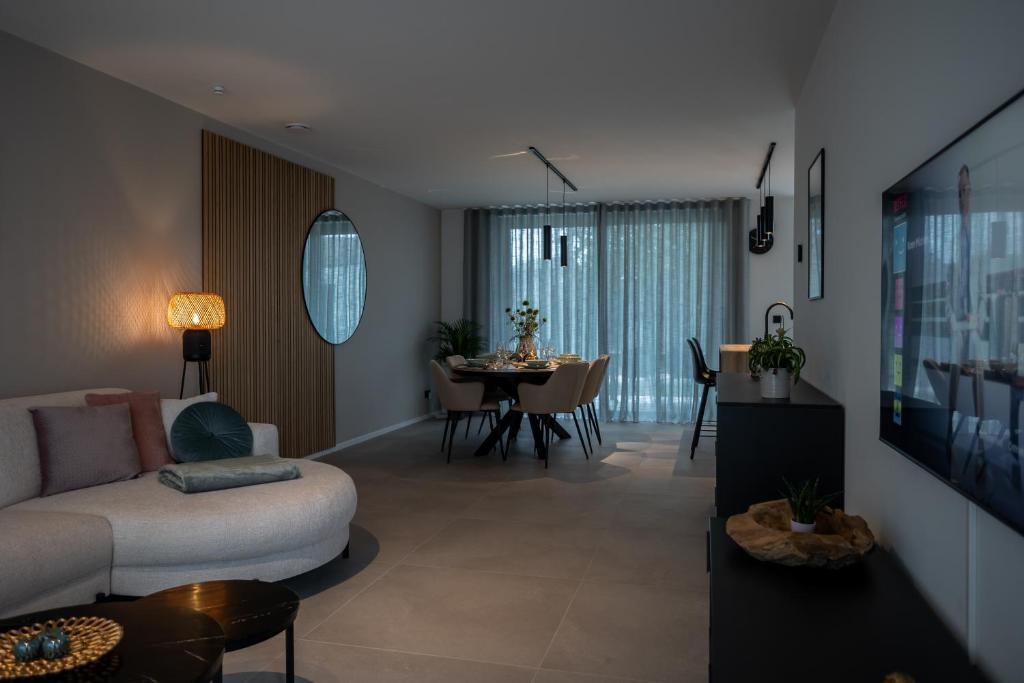 Posezení v ubytování NIEUW - De Grenspaal WEST 6P 5 min Maastricht - Sauna - Laadpaal