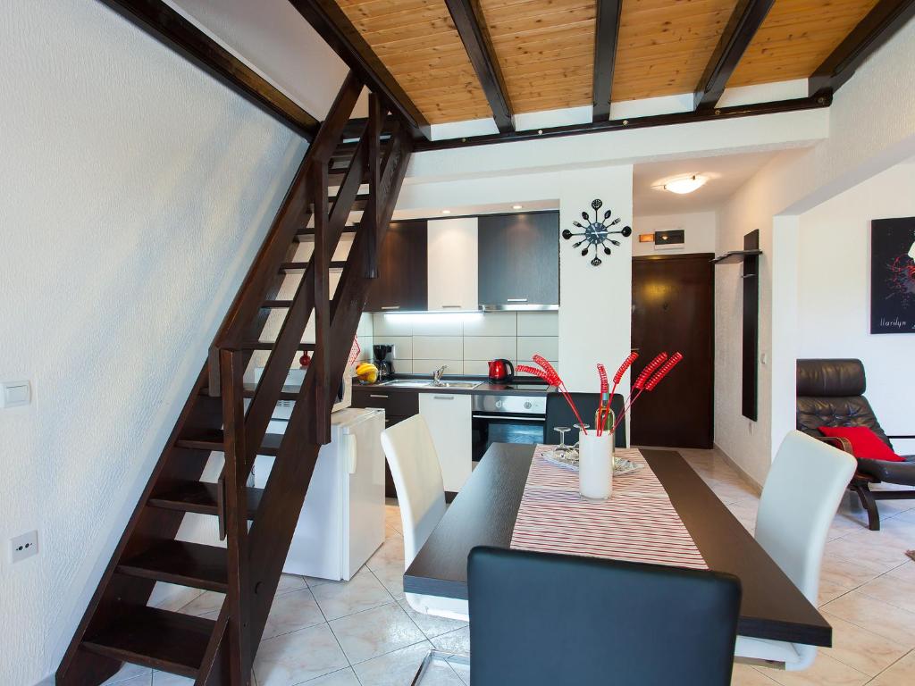 cocina y comedor con escalera de madera en Apartment Červar, en Poreč