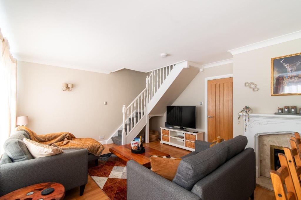 Μια τηλεόραση ή/και κέντρο ψυχαγωγίας στο 4-Bedroom House - Hot Tub, Games Room & Parking - Crich Matlock