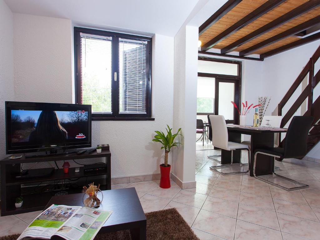salon z telewizorem i jadalnią w obiekcie Apartment Červar w Poreču
