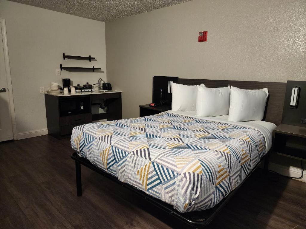 a bedroom with a bed and a desk with acomputer at Studio 6 Sacramento, CA Natomas in Sacramento