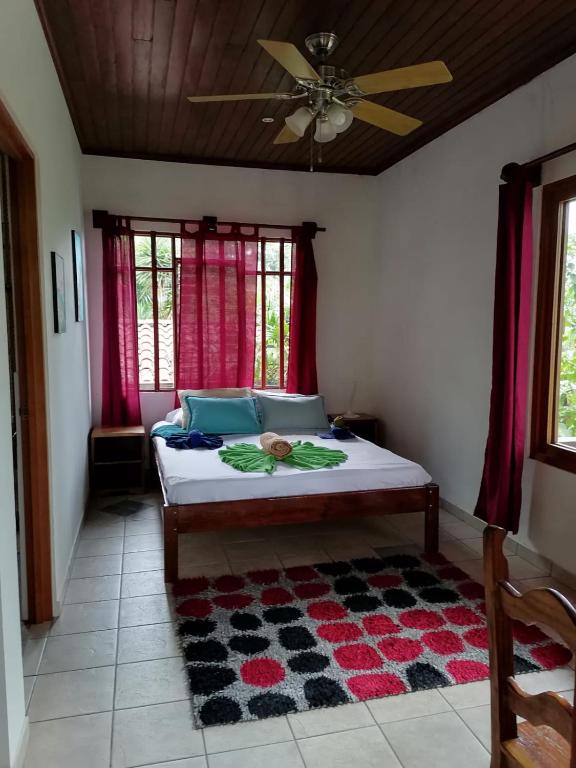Postel nebo postele na pokoji v ubytování La Ceiba Tree Lodge