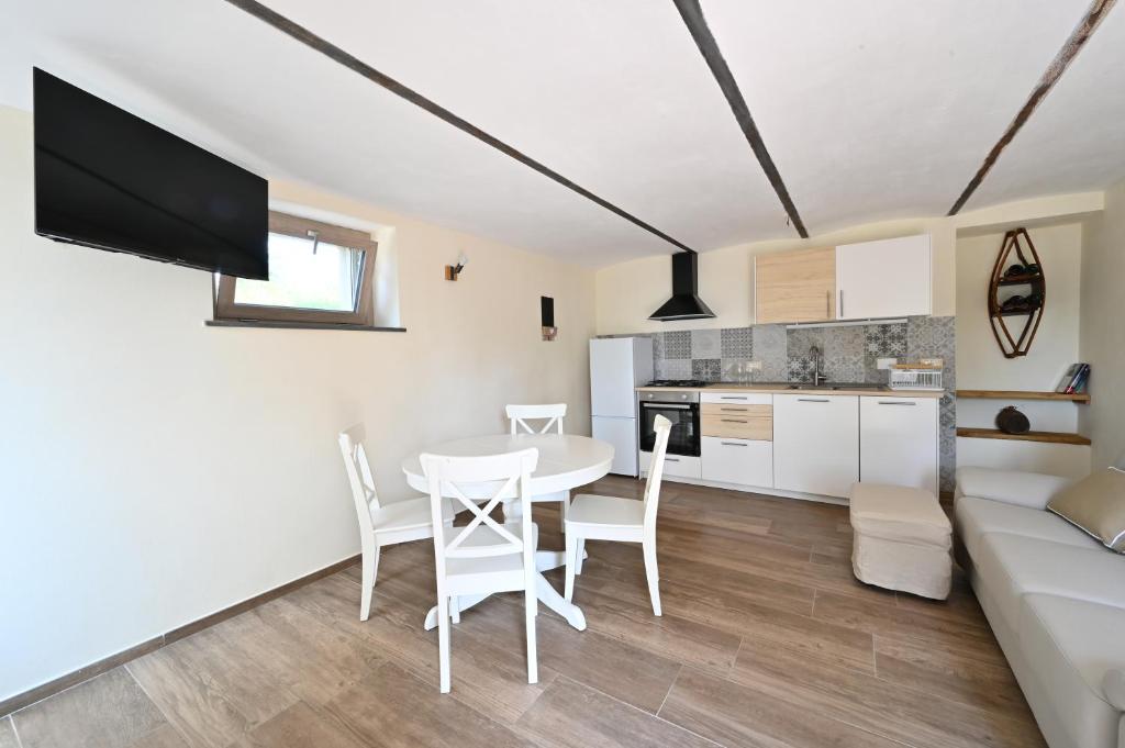Kuchyň nebo kuchyňský kout v ubytování CASCINA BINELLO appartamento B
