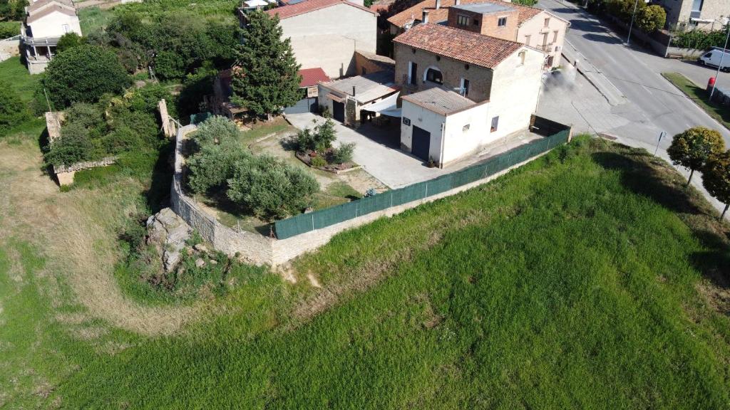una vista aérea de un edificio en una colina con césped en Casa Fonset, en Àger