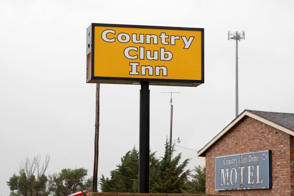 ein Schild des gelben Bezirksvereins vor einem Gebäude in der Unterkunft country club inn in Colby