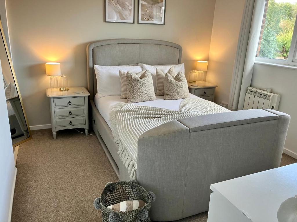 מיטה או מיטות בחדר ב-Central, Cosy Home with Large Garden & Parking, Bournemouth