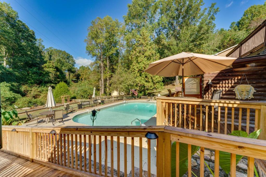 una piscina en una terraza de madera con sombrilla en Pet-Friendly Vacation Rental in Hickory with Pool! en Hickory