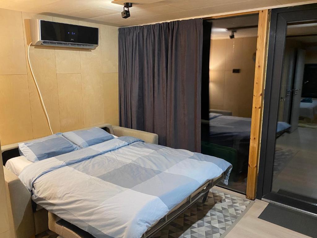 a hospital room with a bed and a window at A tiny house with a garden and a hot tube in Pringi
