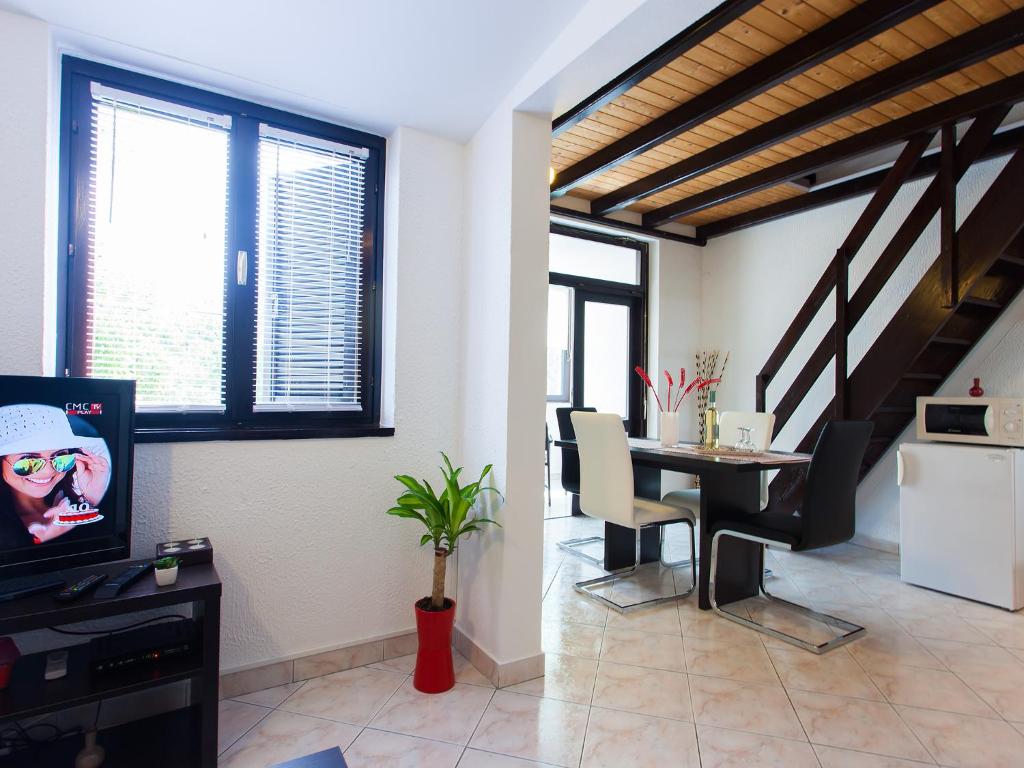 Telewizja i/lub zestaw kina domowego w obiekcie Apartment Červar