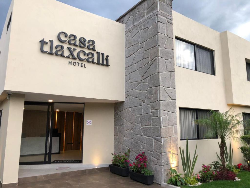 un edificio con un cartel que dice Casa Tazaaza hotel en Casa Tlaxcalli by Beddo Hoteles en Tlaxcala de Xicohténcatl