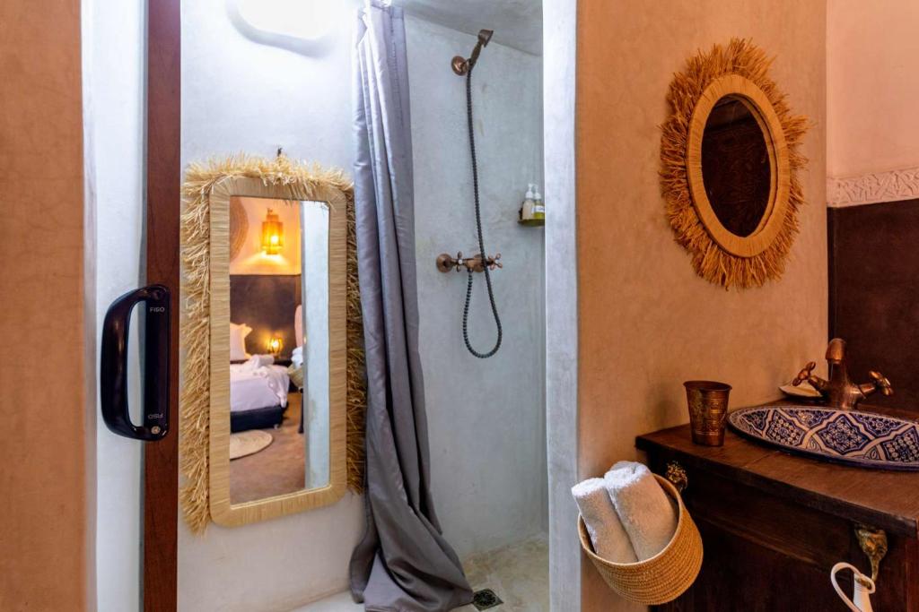 Postel nebo postele na pokoji v ubytování Riad 7 Saints