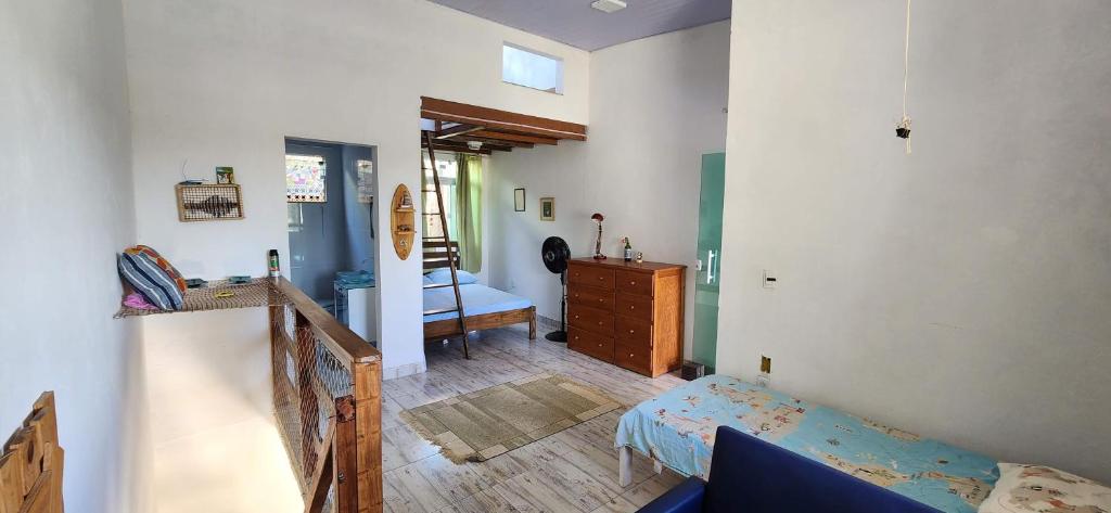 uma sala com um quarto com uma cama e uma cómoda em Casa da Praia - Casa em Arraial do Cabo - Monte Alto - Região dos Lagos - RJ em Arraial do Cabo