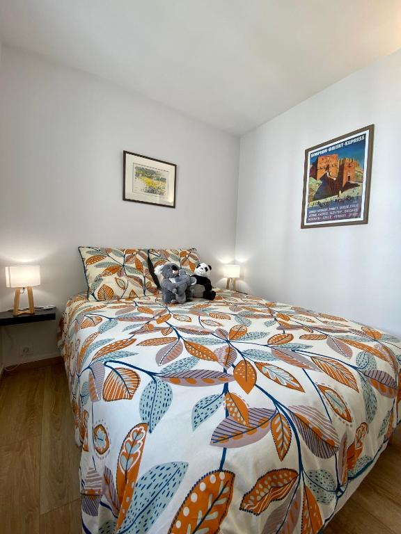 Een bed of bedden in een kamer bij Le Beaugency Near Paris &amp; Disneyland