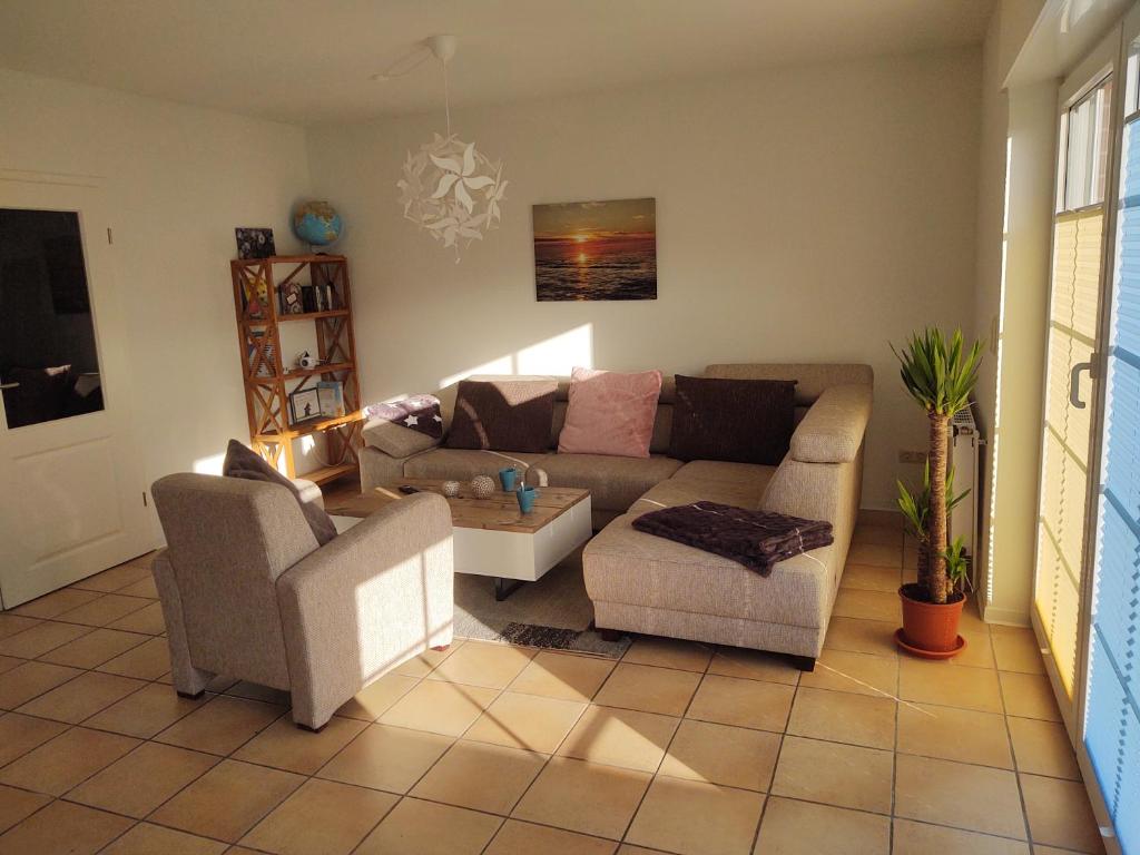 sala de estar con sofá y 2 sillas en FroschKönig, en Norden