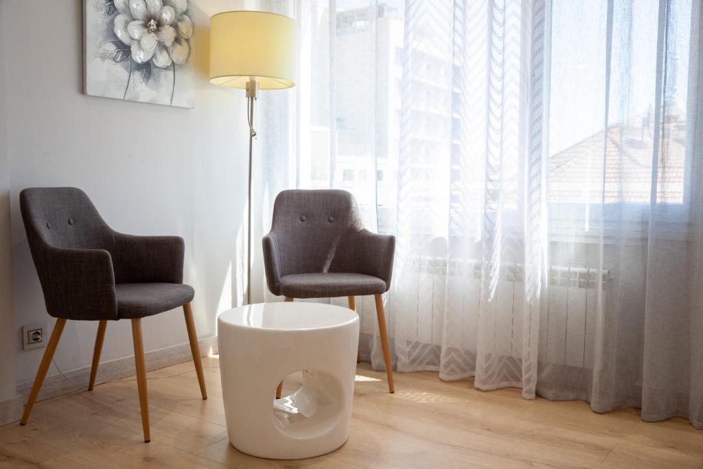 Posedenie v ubytovaní BURGO NUEVO Ático de lujo en pleno centro con terraza y vistas - leonapartamentos
