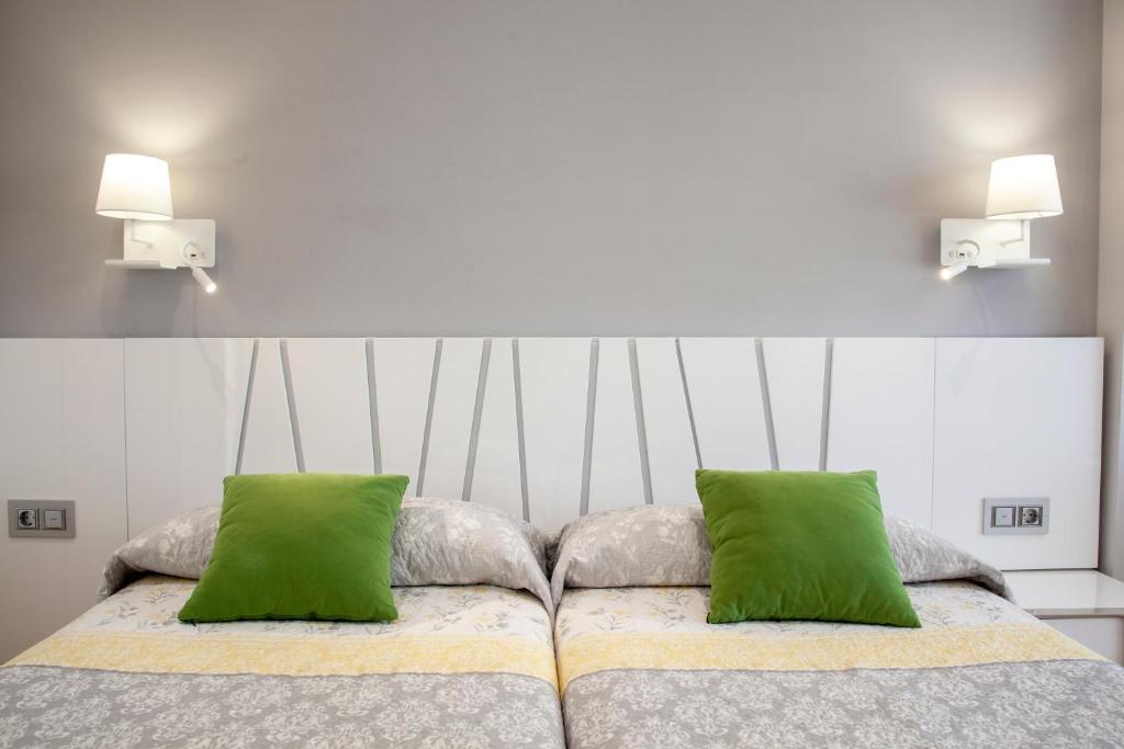 Posteľ alebo postele v izbe v ubytovaní BURGO NUEVO Ático de lujo en pleno centro con terraza y vistas - leonapartamentos