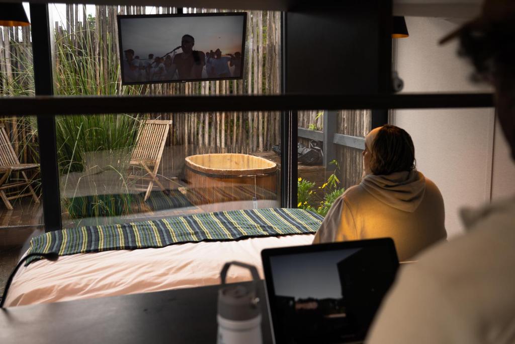 TV a/nebo společenská místnost v ubytování Quisquito Lodge & Spa - Punta de Lobos - Tina 24 Hrs