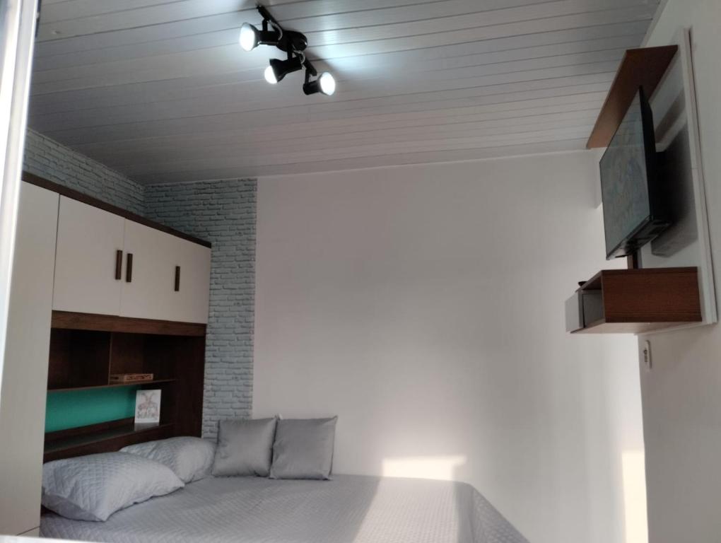 Giường trong phòng chung tại Simples e Aconchegante