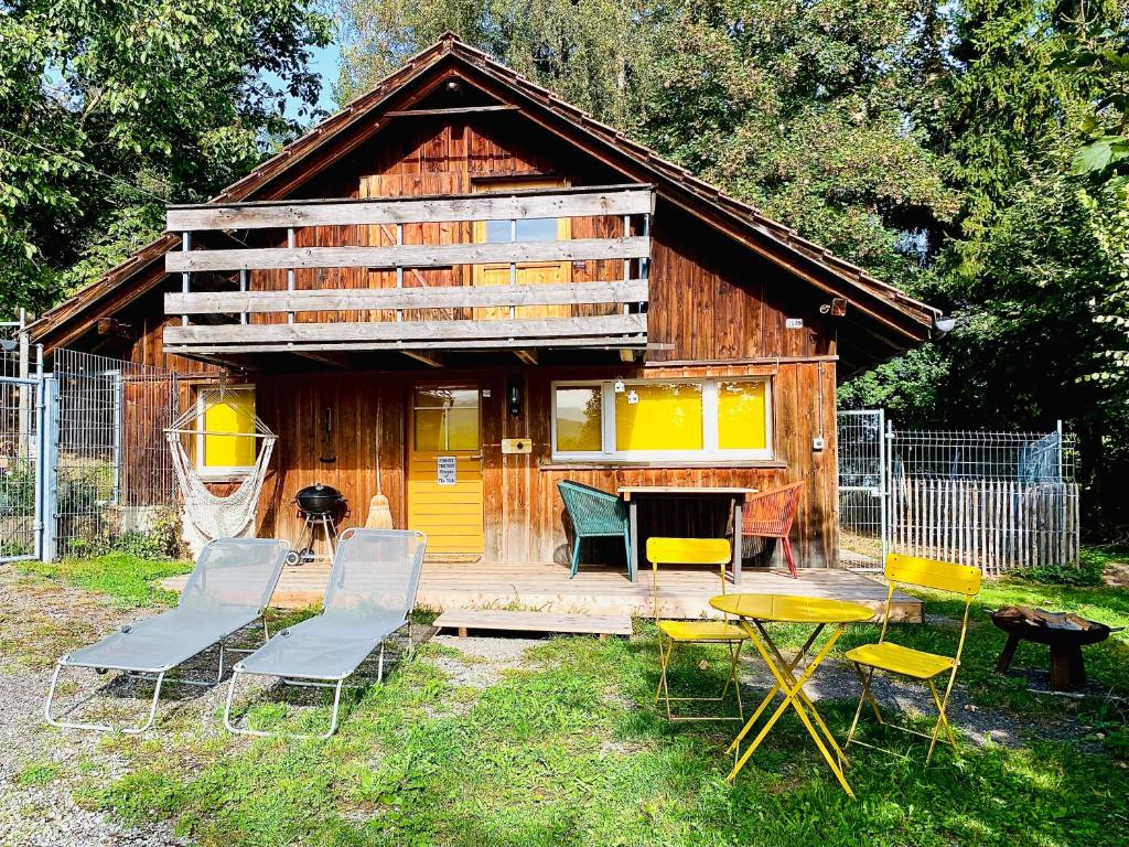 une cabine avec des chaises et une table devant elle dans l'établissement Ferien auf dem Birkenhof, à Herisau