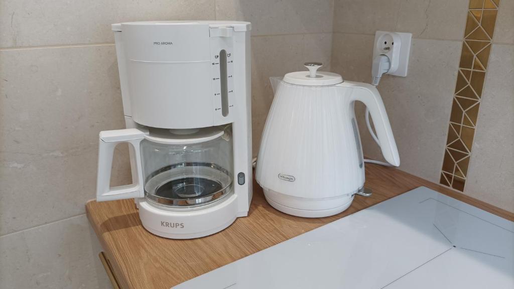 Příslušenství pro přípravu čaje a kávy v ubytování Apartament MAX