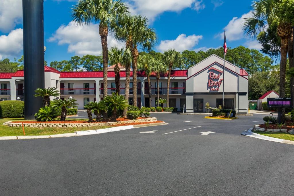 una representación de la parte delantera de un hotel con palmeras en Red Roof Inn Kingsland, en Kingsland