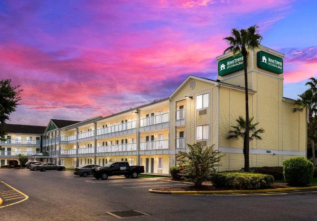HomeTowne Studios by Red Roof Orlando - UCF Area, Orlando (updated
