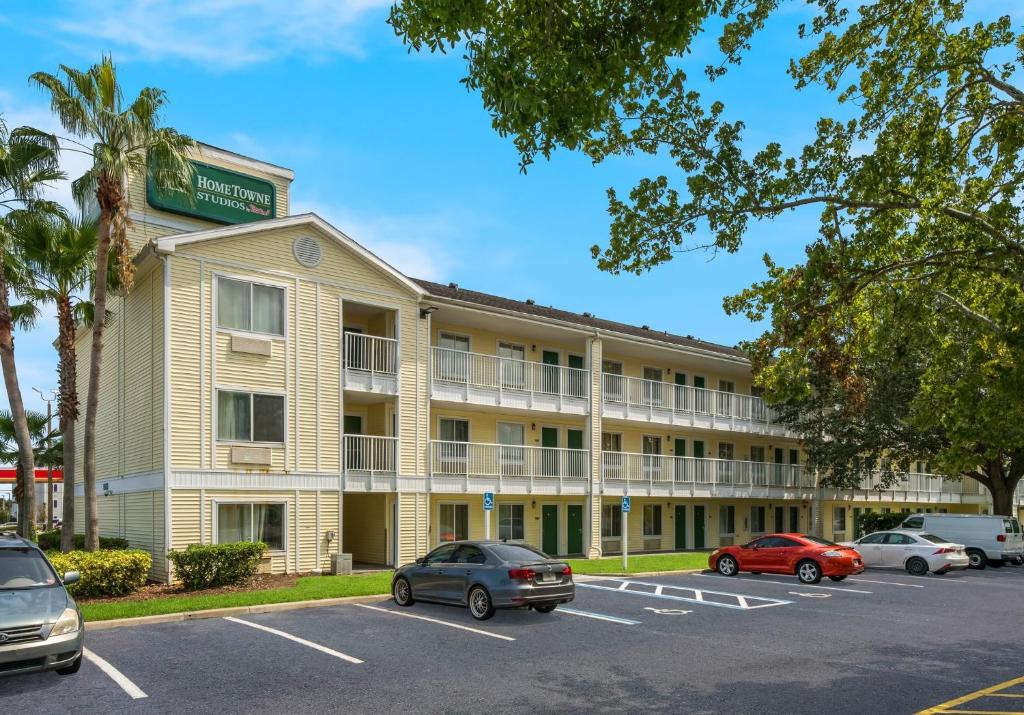 HomeTowne Studios by Red Roof Orlando - UCF Area, Orlando (updated