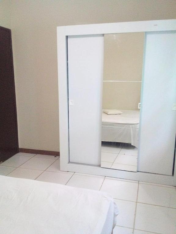 a room with a door to a bathroom with a table at casa azul in Florianópolis