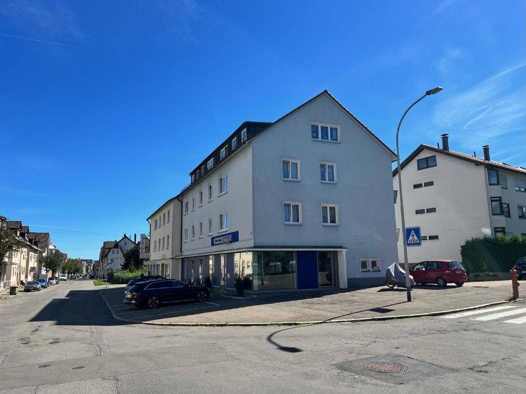 een groot wit gebouw op de hoek van een straat bij *Wohnung NELE* einzigartig in VS mit Parkplatz in Villingen-Schwenningen