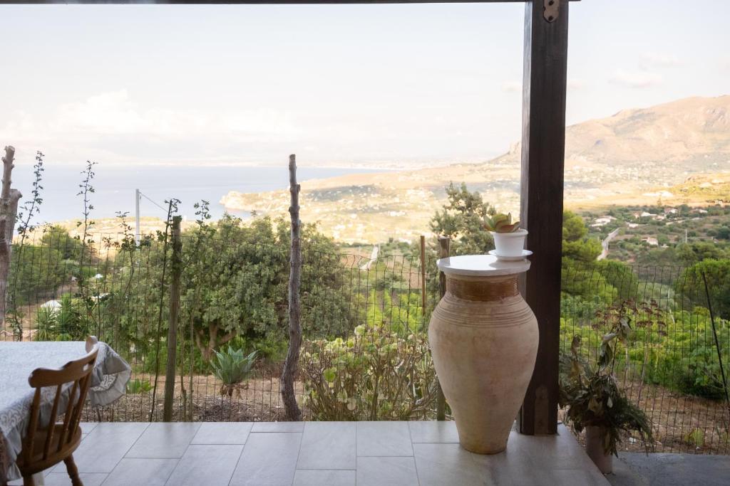 スコペッロにあるHoliday home Giardinoの眺望の良いポーチに座る大きな花瓶