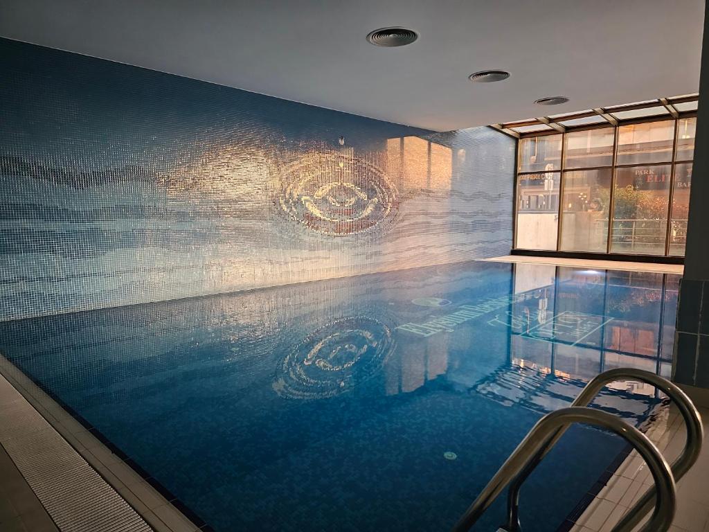uma piscina com um lustre na parede em TAKSiM SQUARE PERFECT FAMILY RESIDENCE WITH POOL em Istambul