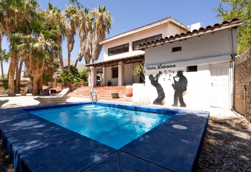 une maison avec une piscine en face d'un bâtiment dans l'établissement Casa Habana as seen in the movie Inferno, à San Felipe